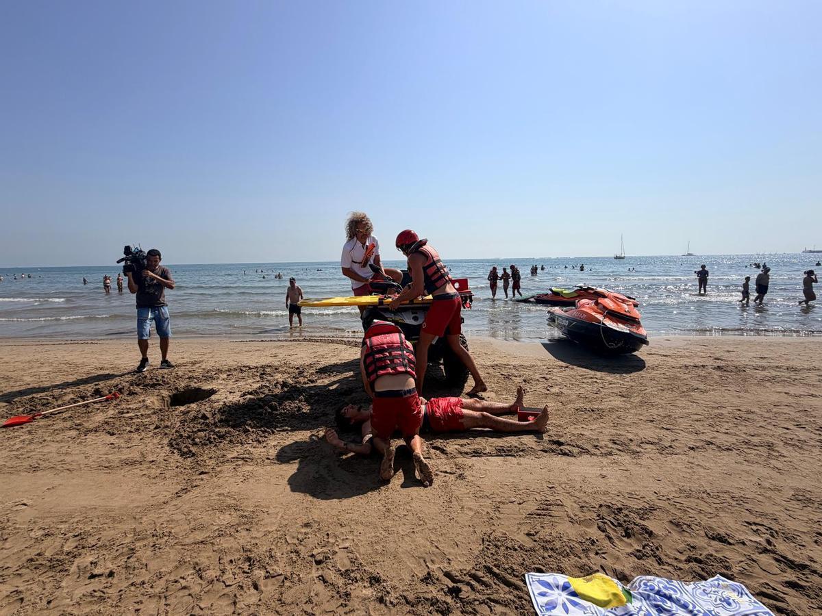 El simulacro de esta mañana en la playa del Cabanyal