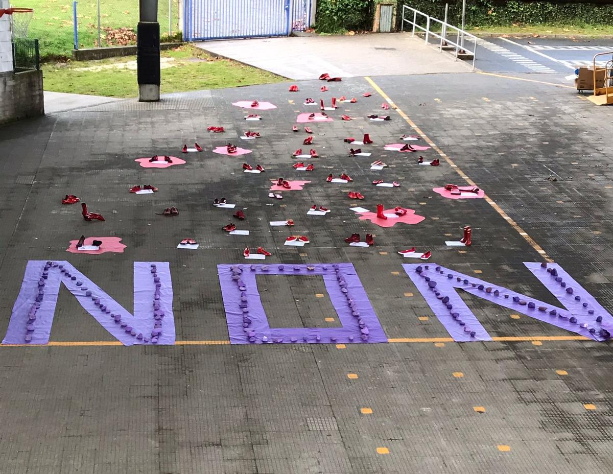 Muestra de zapatos rojos con mensajes en contra de la violencia de género en el patio del Cruz do Sar