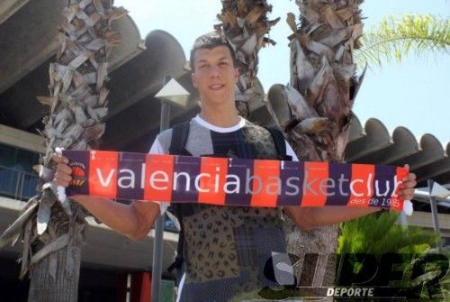 Lucic: "Espero ayudar al Valencia a jugar como todos esperan"