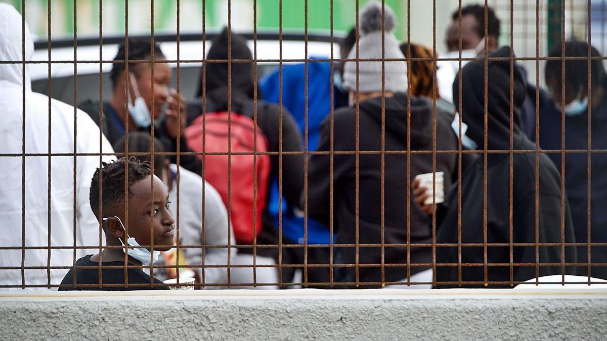 Un menor llegado  esta semana a Fuerteventura a bordo de una barca neumática. | | CARLOS DE SAÁ