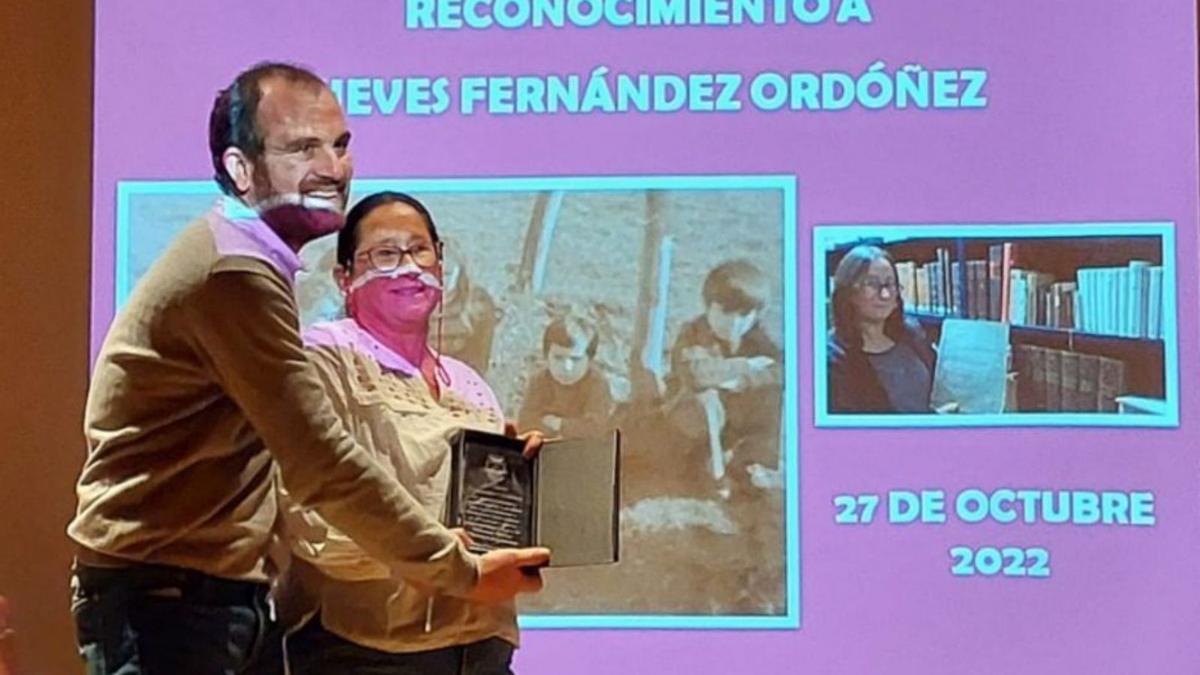 El alcalde, Iván Allende, entregando un detalle a Nieves Fernández. | R. J. Q.