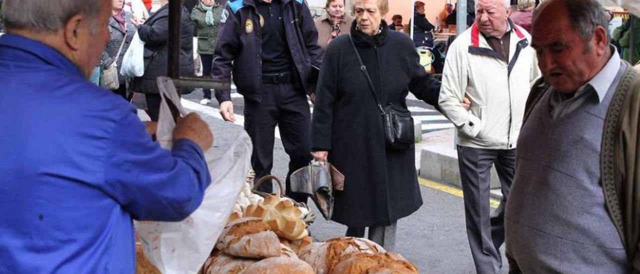 Un agente de la Policía Local de Lalín supervisa los puestos feriales en la jornada de ayer. // Bernabé/Gutier