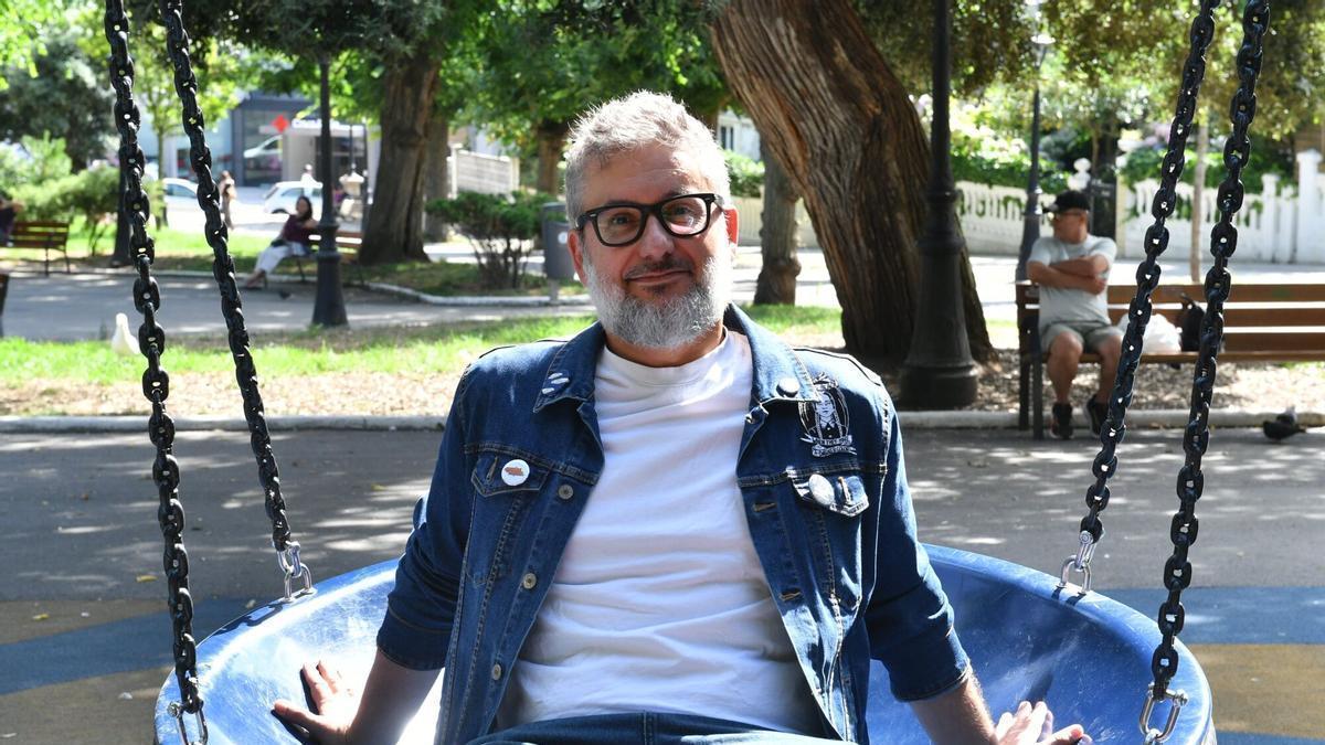 O escritor, Antonio Manuel Fraga, posa no parque de Marte en A Coruña.