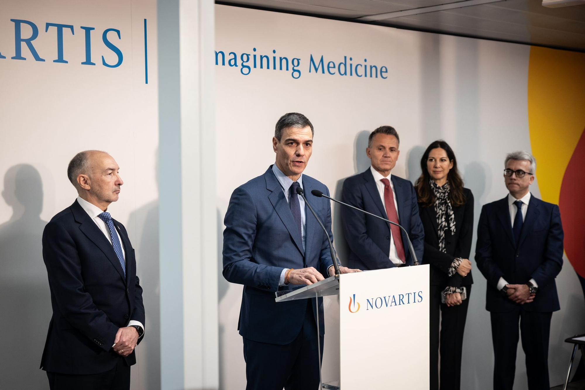 En imágenes | Pedro Sánchez visita las instalaciones de Novartis en La Almunia de Doña Godina