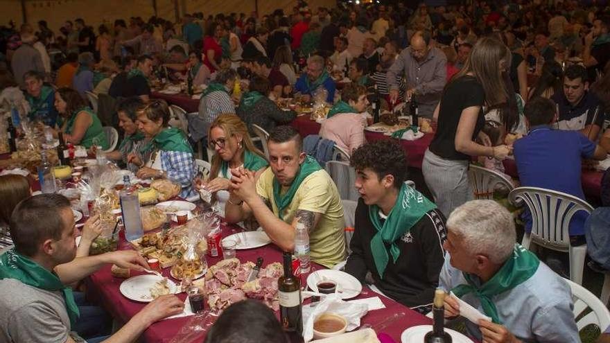 Comensales de la fiesta gastronómica celebrada anoche en la Praza Juan Salgueiro. // Bernabé/Ana Agra