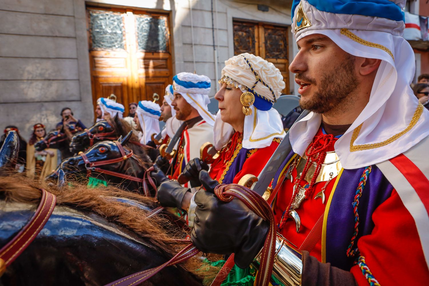 El desenfadado acto con caballos de cartón atrae cada año a un mayor número de espectadores