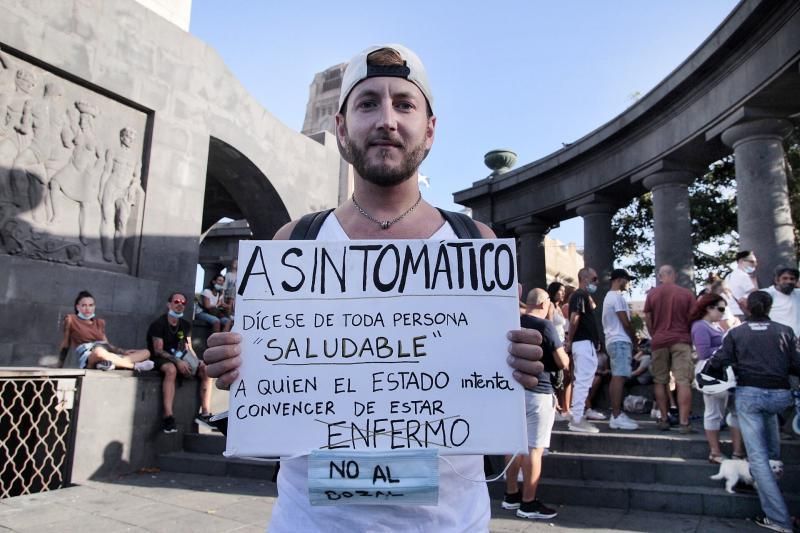 Concentración contra las mascarillas y las vacunas Santa Cruz de Tenerife  | 16/08/2020  | 16/08/2020 | Fotógrafo: María Pisaca Gámez