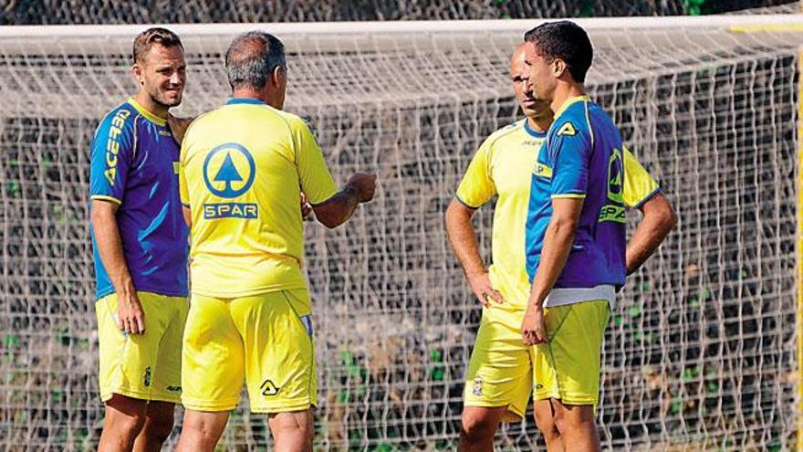 Paco Herrera charla en el entrenamiento de ayer con Javi Castellano, Hernán y Rafa Cristóbal. | sabrina ceballos