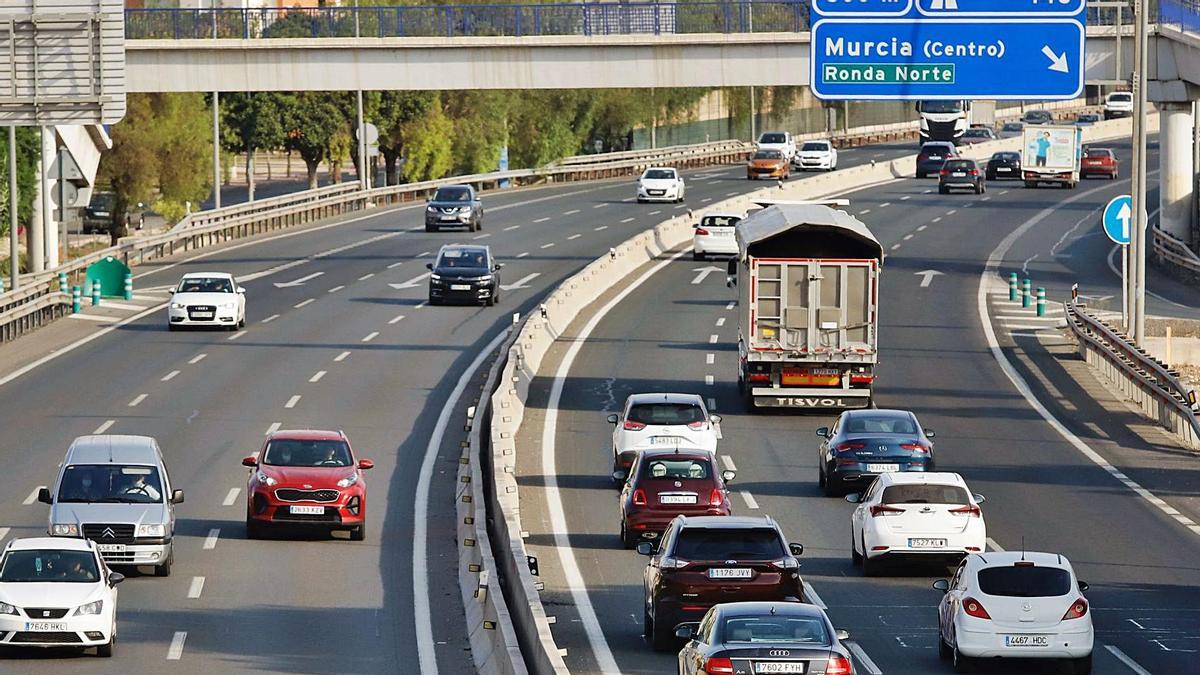 Vehículos circulan por la autovía de Murcia, en una imagen de agosto del pasado año.