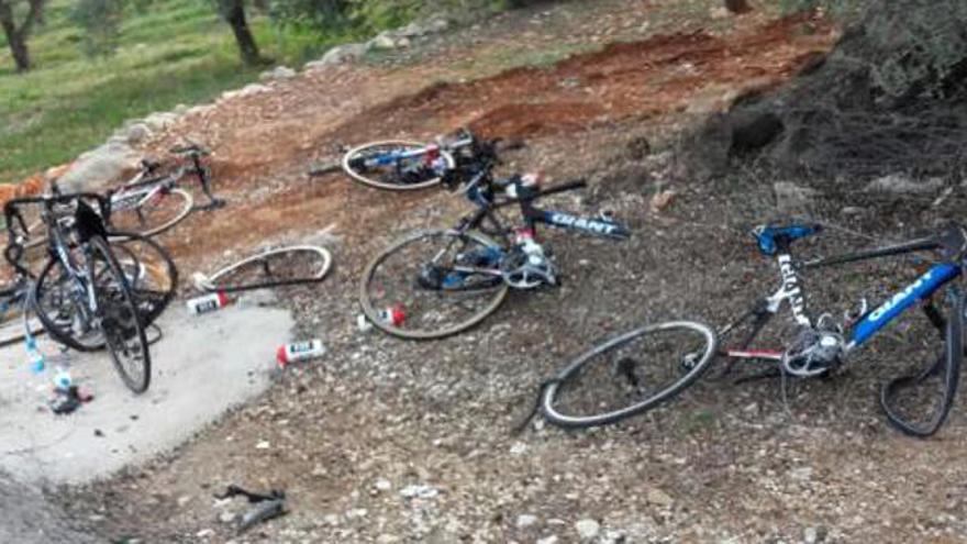 Las bicicletas de los cicloistas del Giant atropellados, en la cuneta