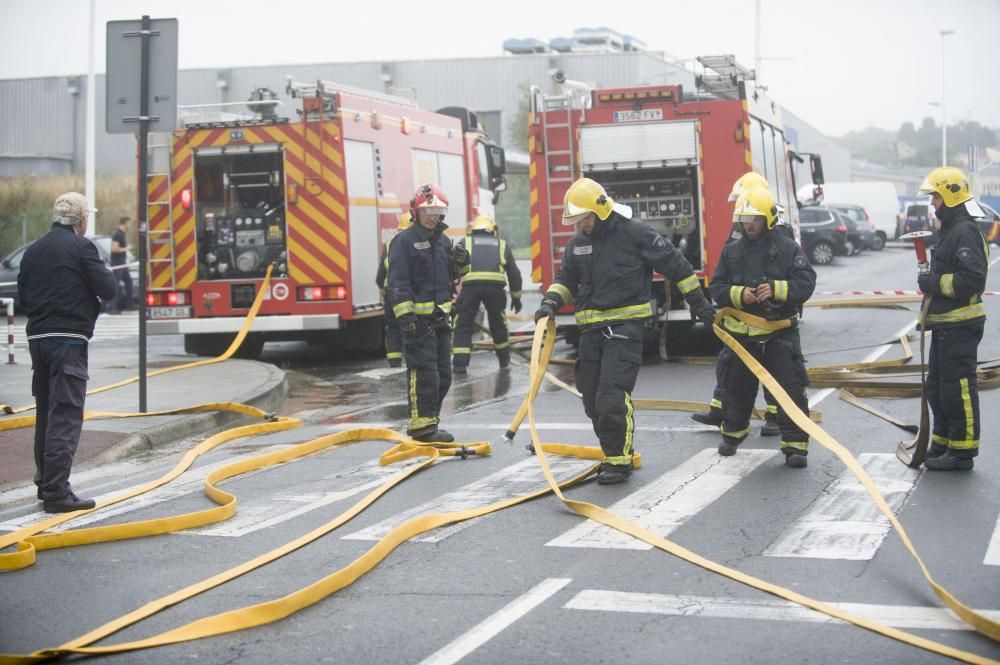 Bomberos y personal de los equipos de emergencias ensayan cómo intervenir en caso de accidente con mercancías peligrosas