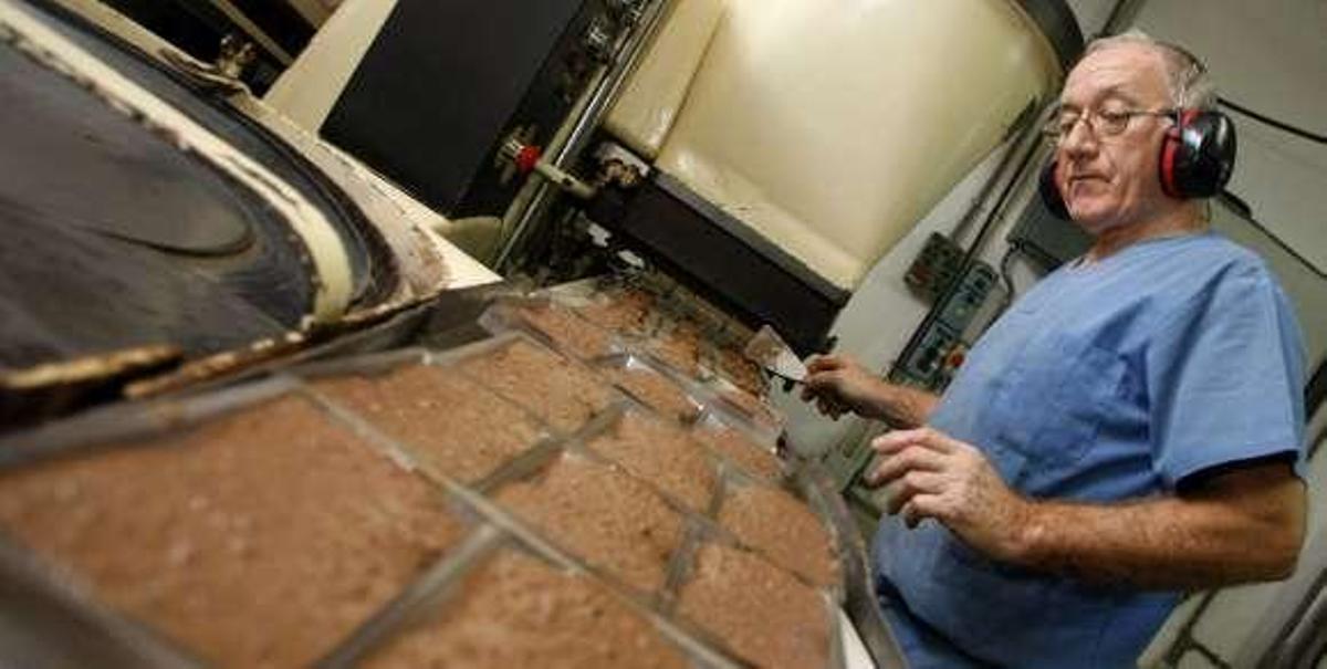 Uno de los operarios durante el proceso de fabricación.  // D.P.