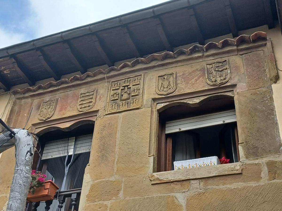 Vista de los cinco escudos en una de las fachadas.