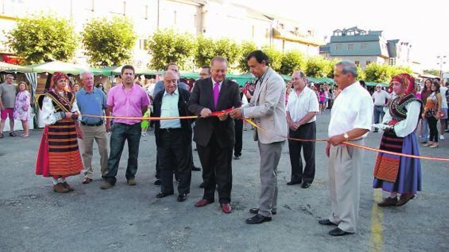 Martínez Maíllo y Villasante cortan la cinta que inaugura la feria de artesanía de El Puente.