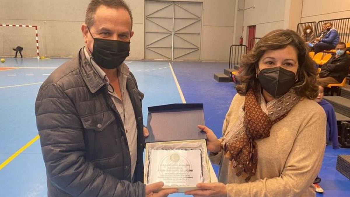 La alcaldesa de Luceni recibió una placa por la colaboración. |