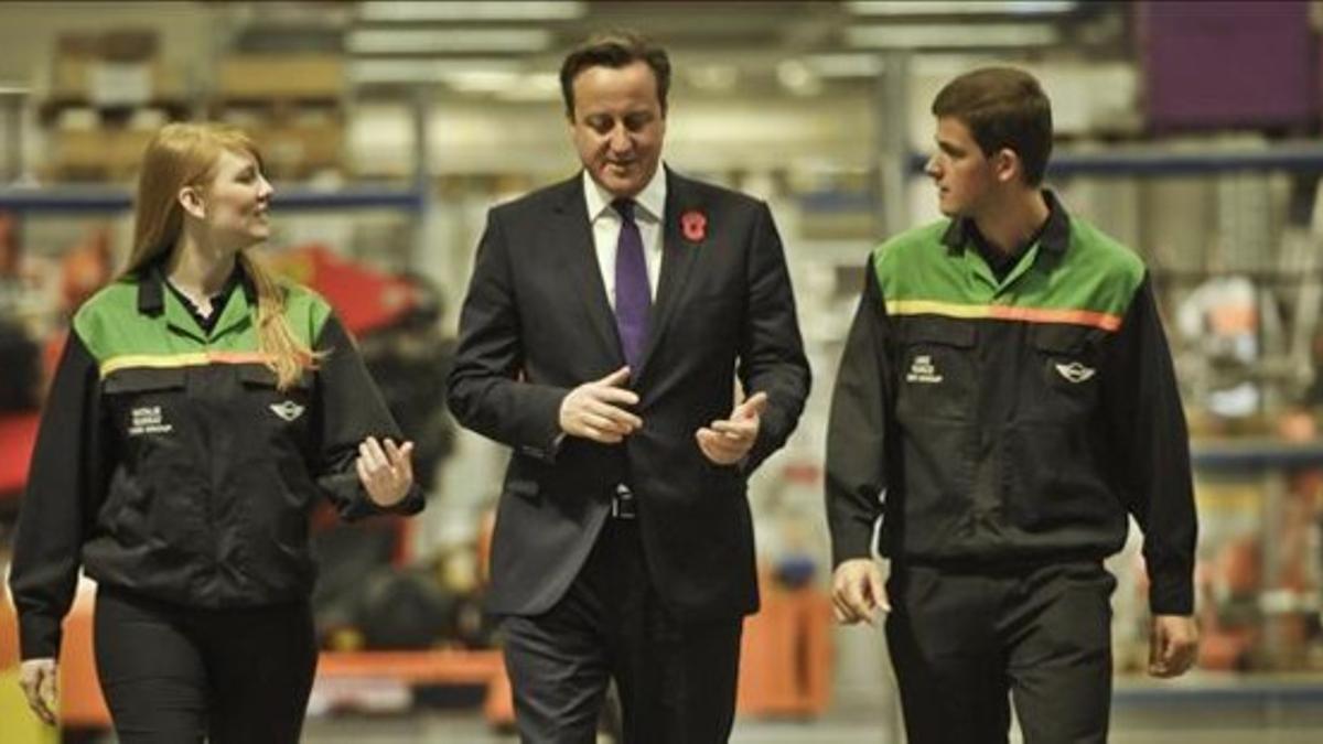 El primer ministro británico, David Cameron, este lunes, en la visita a una fábrica de coches en Oxford.