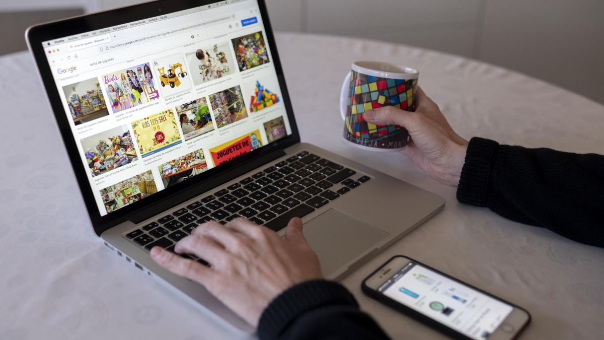 Una persona mira productos ofertados por canales online.