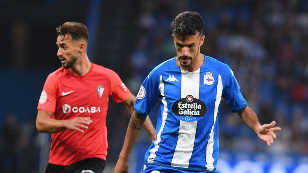 Alberto Quiles, con el balón, contra el San Fernando. |  // CARLOS PARDELLAS