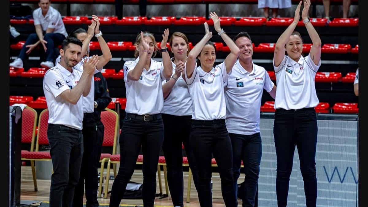 A la izquierda, con el cuerpo técnico de la selección, celebrando la medalla en el Europeo U18.