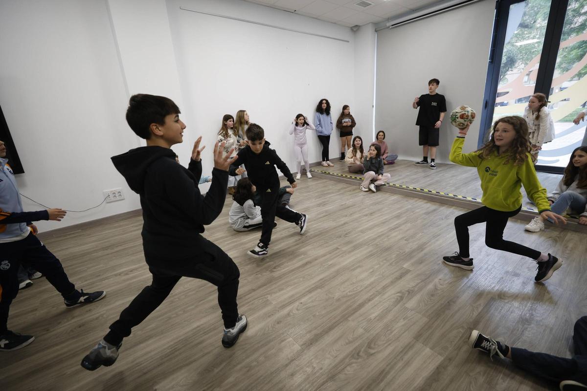 Una jornada de actividad en el Local Juvenil de Castrillón.