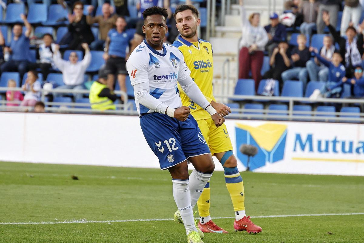 Landázuri celebra una acción defensiva en el duelo frente al Cádiz.