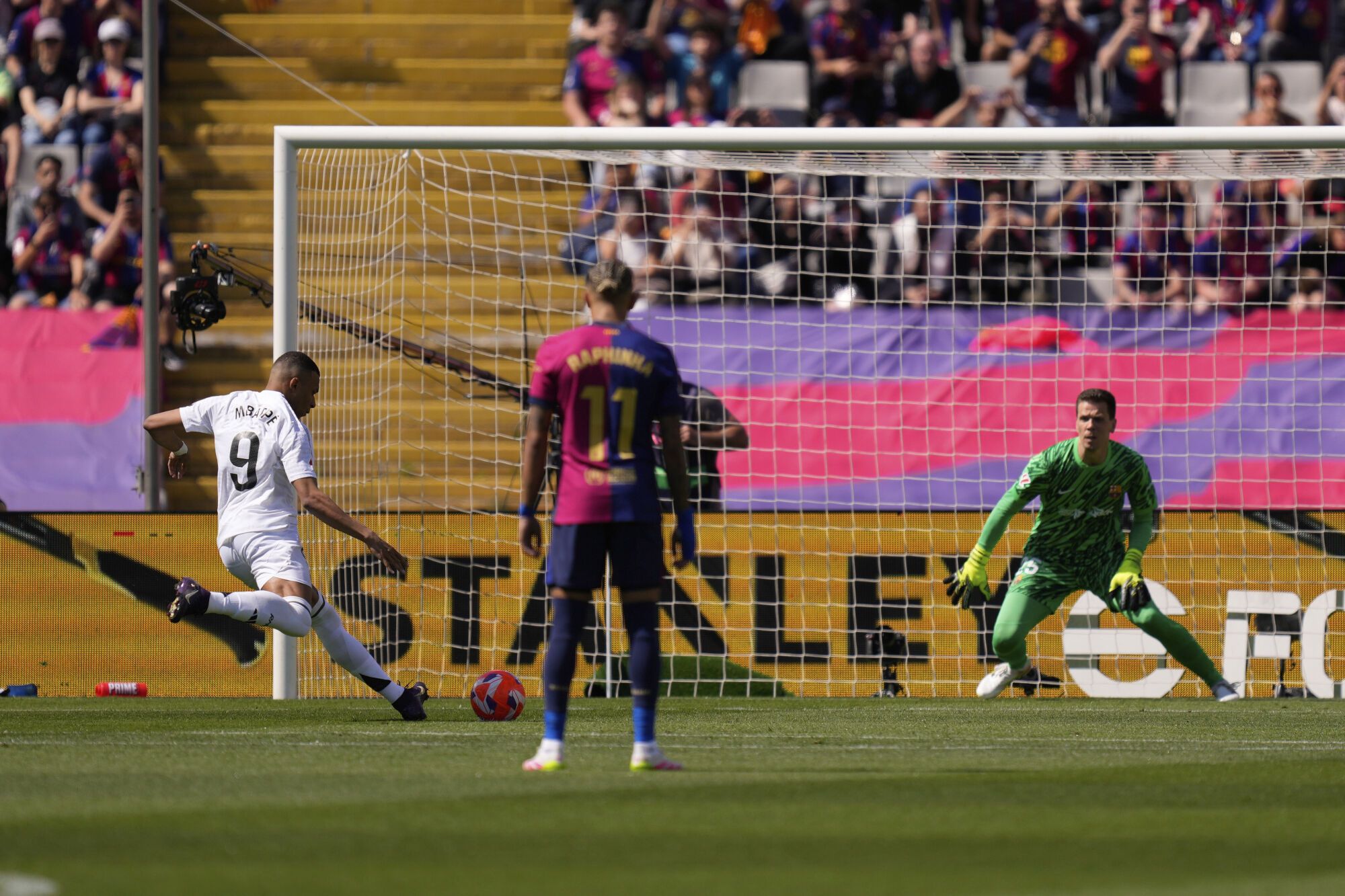 El Clásico de LaLiga EA Sports: Barcelona - Real Madrid.