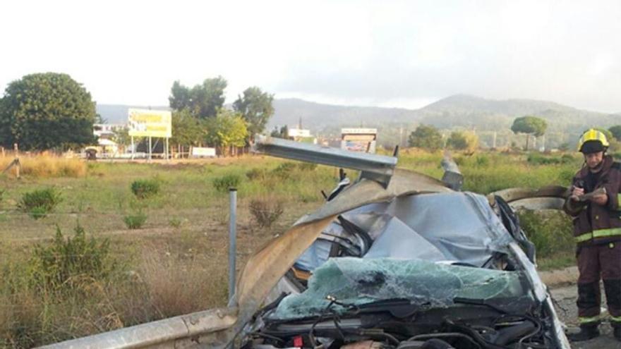 Mor el conductor d&#039;un turisme en sortir de la via i topar contra un fanal a Palamós