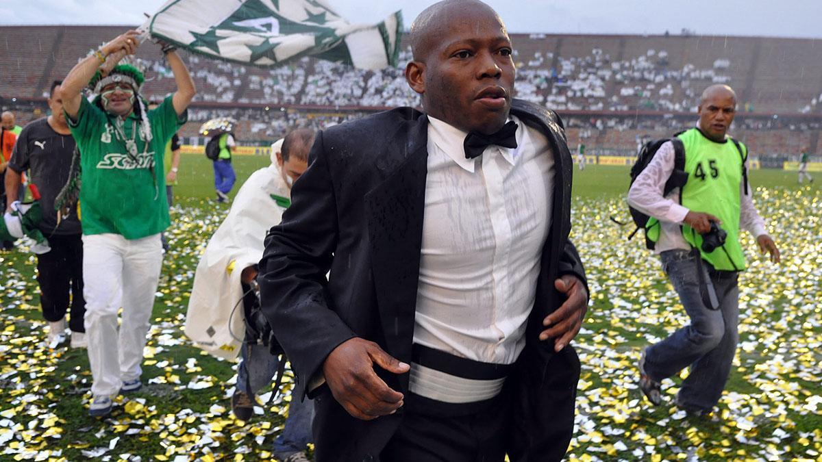 Faustino Asprilla  en el estadio Atanasio Girardot durante el partido oficial de su despedida del fútbol en Medellín