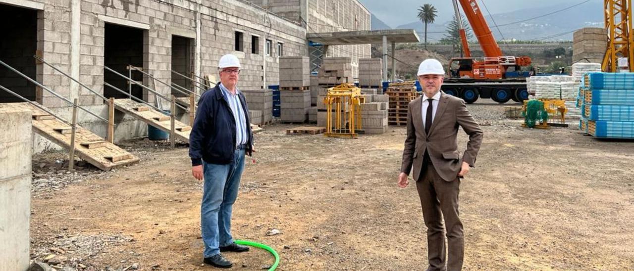 Teodoro Sosa y el concejal Carlos Ruiz, ayer en la obra del nuevo instituto Saulo Torón. | | LP/DLP