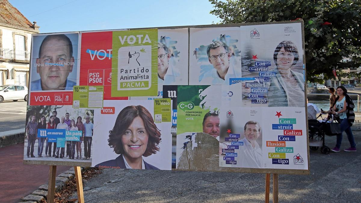 Carteles de unas elecciones gallegas anteriores, en A Ramallosa
