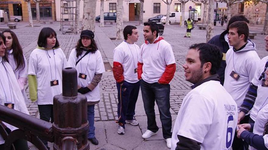 Los estudiantes logran una enseña bermeja humana gracias al público zamorano