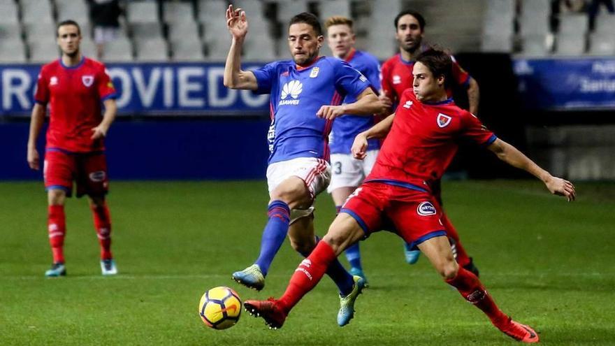 Rocha disputa un balón con un jugador del Numancia.