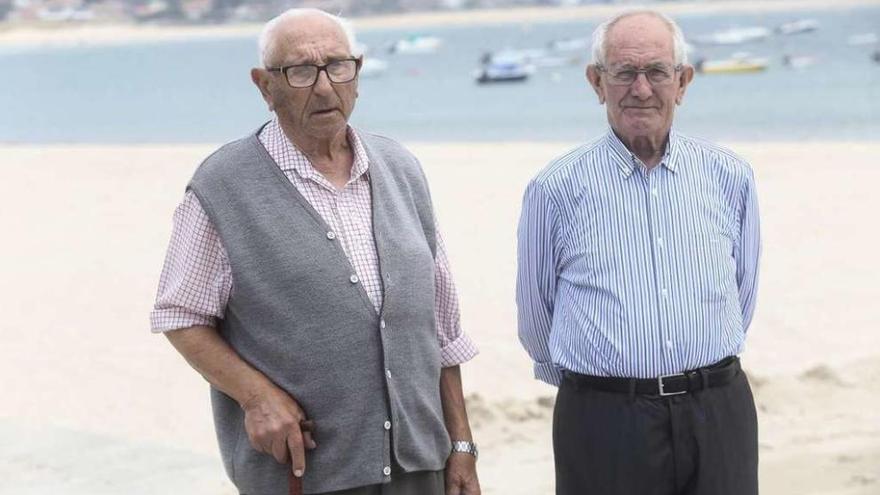 Alberto Pérez y Manuel Varela, junto a la playa de Panxón. // Adrián Irago