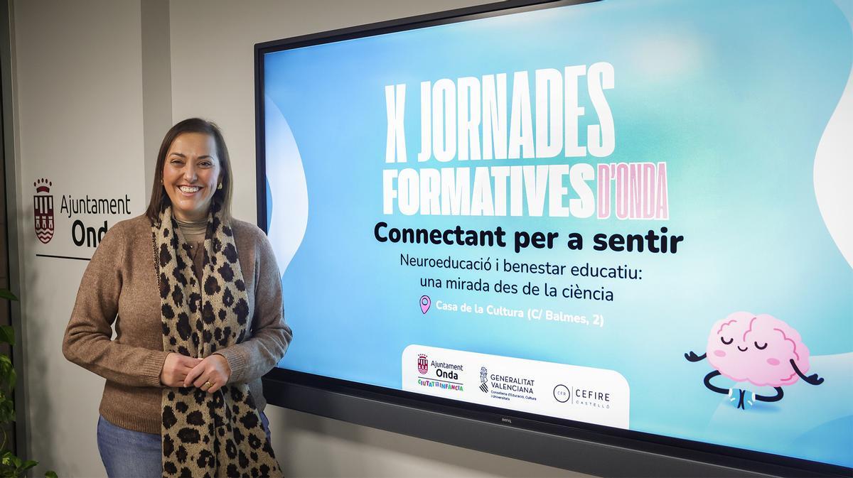 La concejala de Educación de Onda, María Ojeda, presentando las X Jornades Formatives de la localidad.
