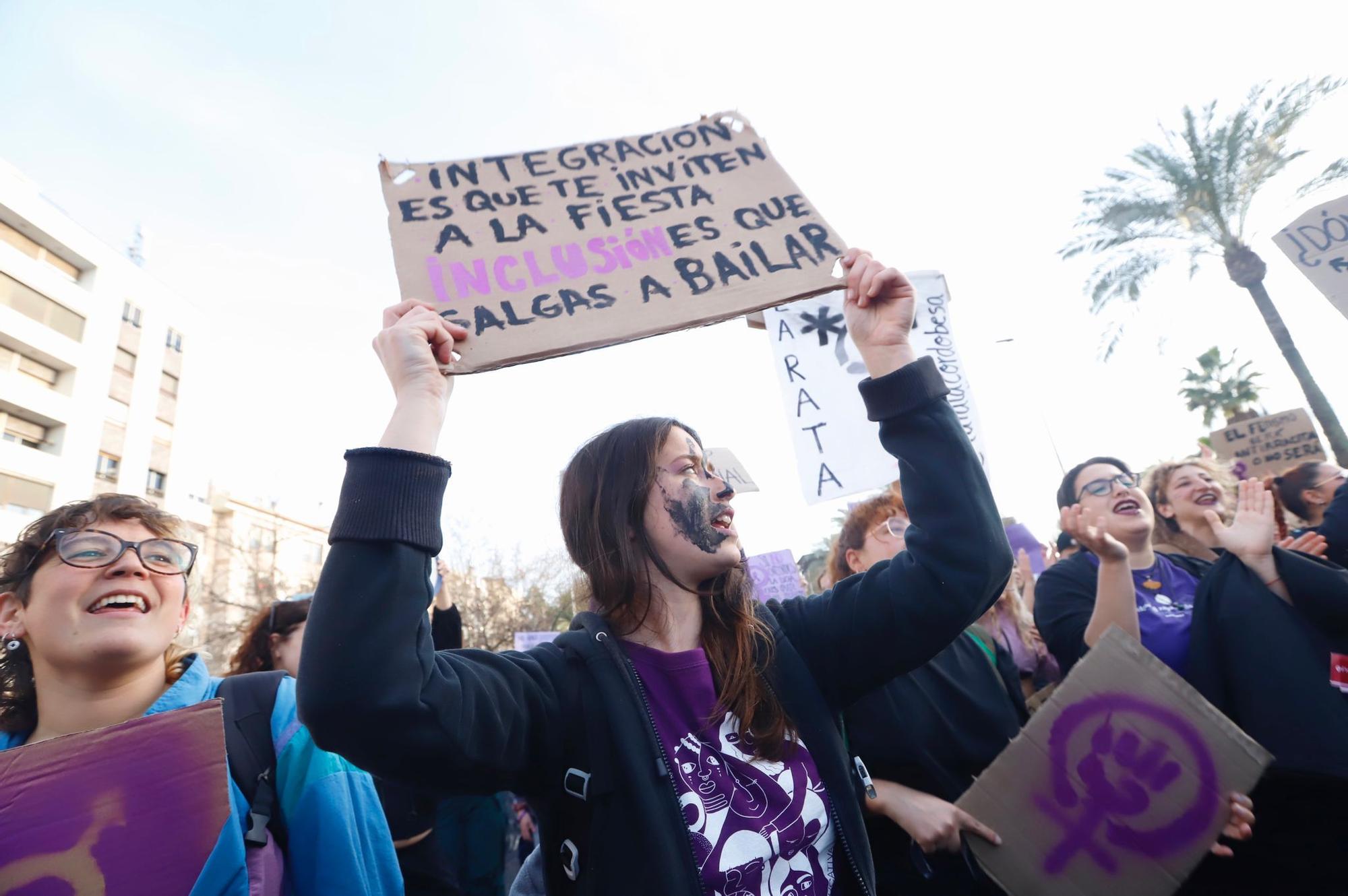 La manifestación del 8M recorre las calles de Córdoba