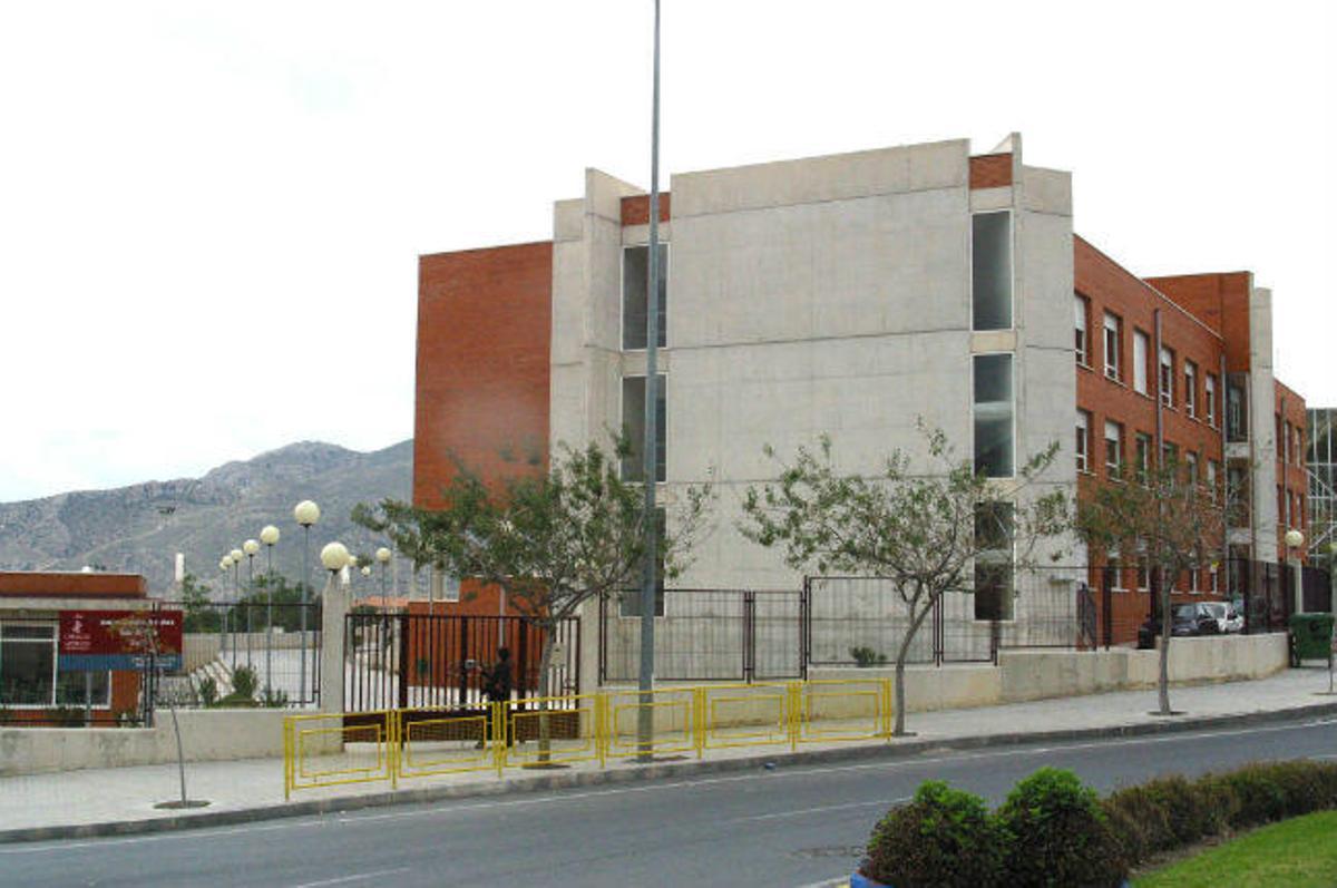 El Consell estudia convertir el instituto Valle de Elda en un centro integrado de FP
