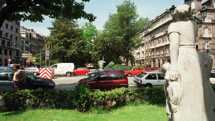 Escultura "Ansiedade", de Camilo Nogueira, en la Alameda, en 2009.