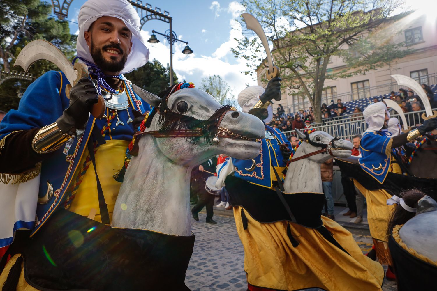 El desenfadado acto con caballos de cartón atrae cada año a un mayor número de espectadores