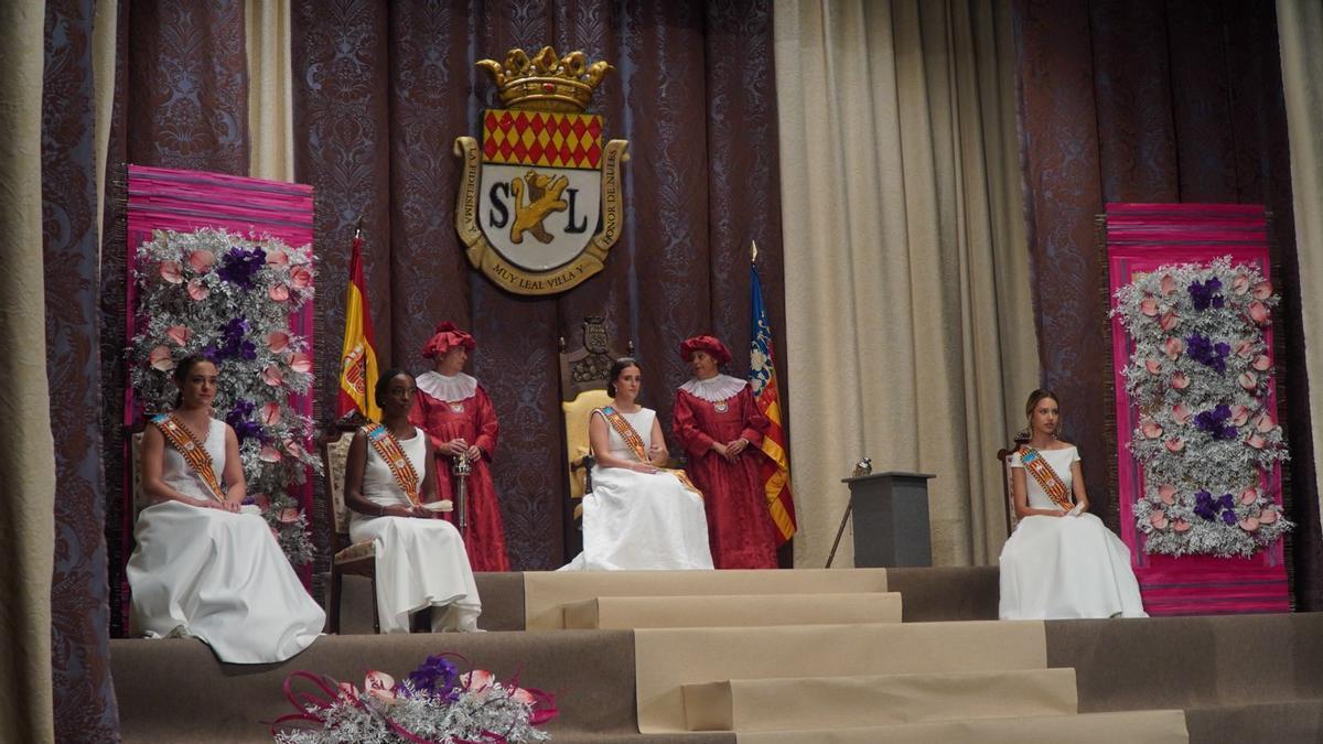 Candela Lucas recibe un baño de masas como reina de la Vila en su acto de presentación.