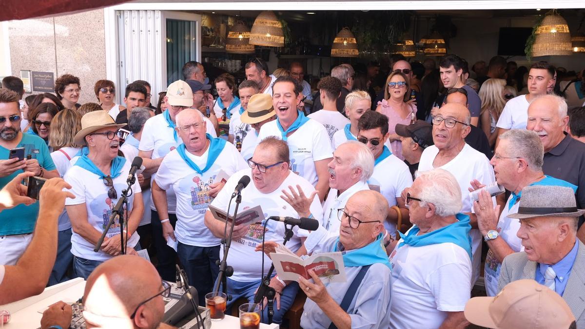 El alcalde Rubén Alfaro con el grupo Los Caracoles cantando los típicos temas de las Fiestas Mayores de Elda.