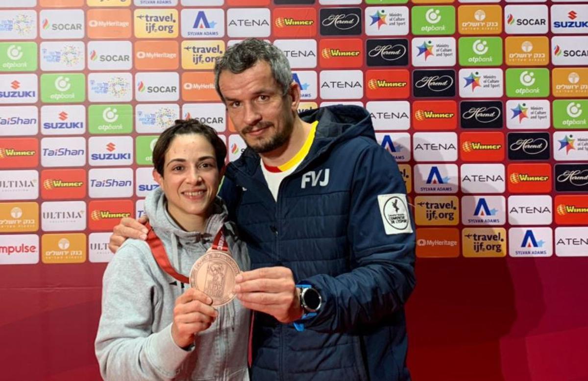 Julia Figueroa junto a su entrenador, Sugoi Uriarte