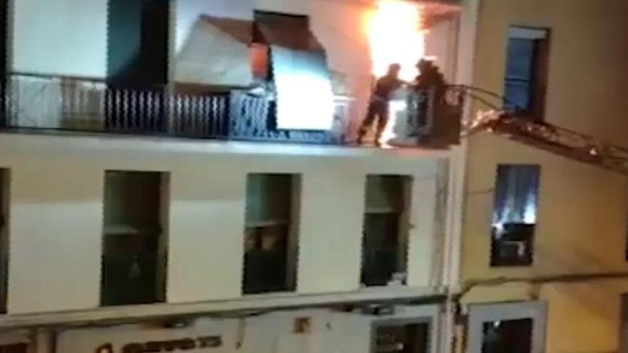 Espectacular rescate de una mujer en el incendio de un piso en Madrid