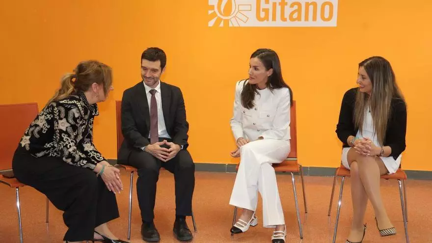 La reina Letizia comparte diálogo, café y baile con un grupo de mujeres de etnia gitana