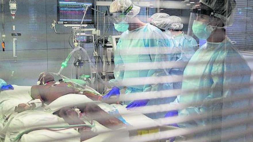 Un pacient positiu en coronavirus ingressat a l’UCI de l’hospital Josep Trueta de Girona. | DAVID APARICIO