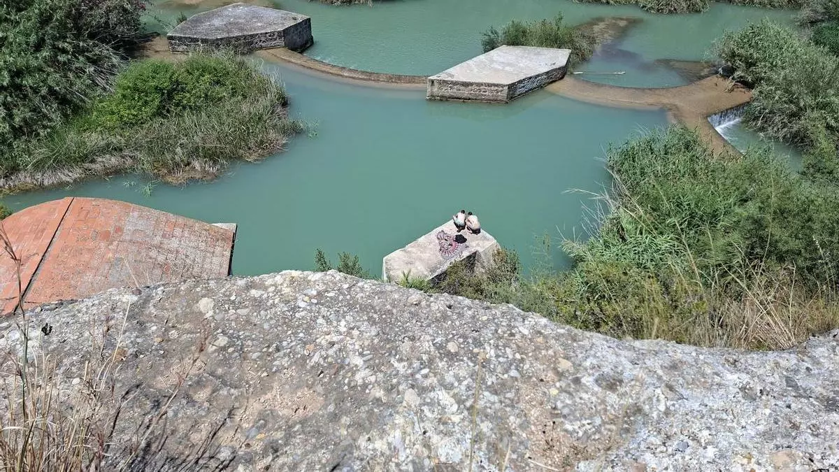 El Consorci del Millars refuerza la señalización en el río para frenar saltos y el baño en zonas de riesgo