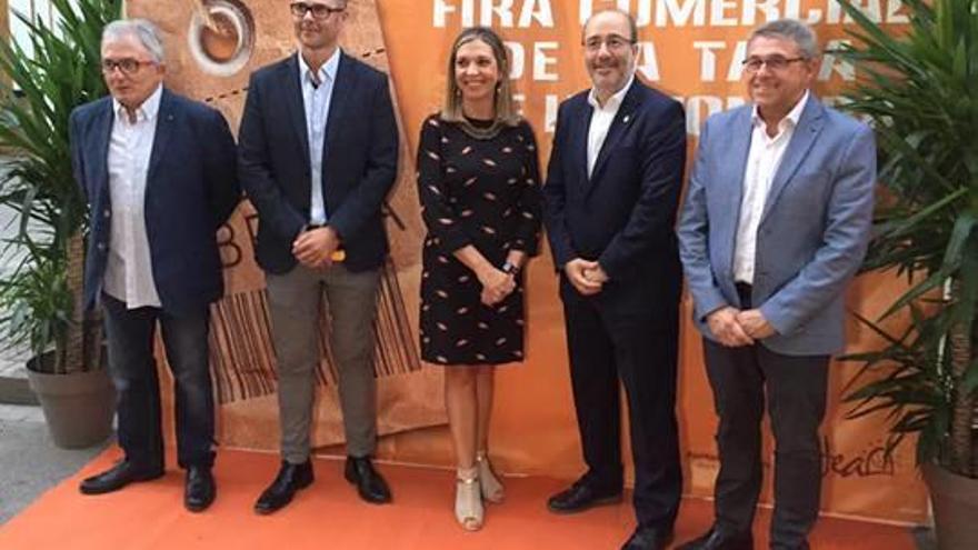 El alcalde y directivos de la Asociación Empresarial en la feria.