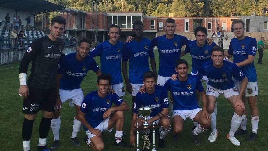 Los jugadores del Pontevedra con el Trofeo Centenario del Mondariz que ganaron ayer. // FDV