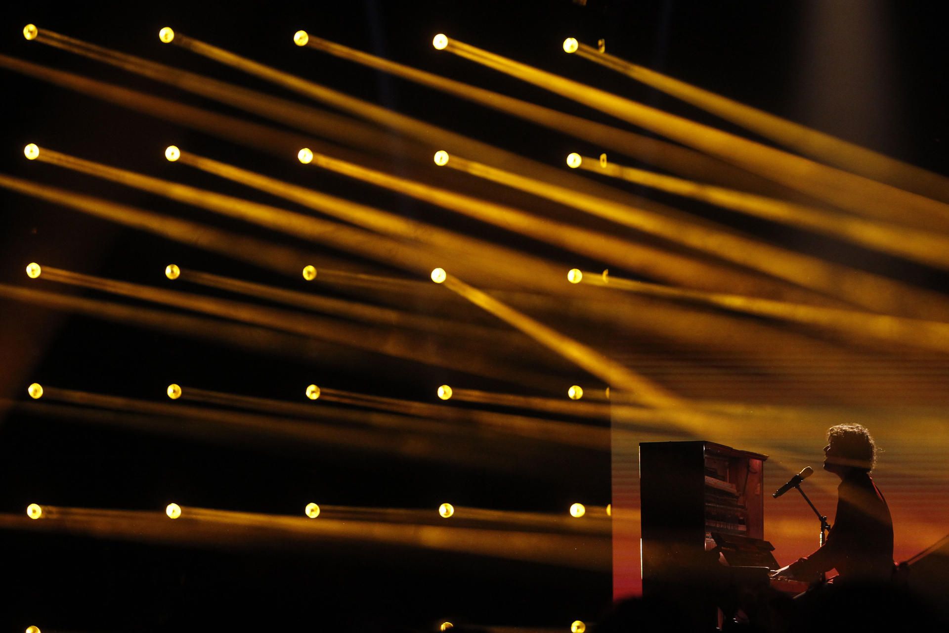 El cantante Roger Padr�s interpreta 'El temps'.jpg