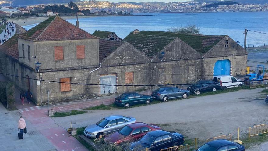 Una vista de parte de las naves de Ojea, delante del Concello en el frente marítimo de Cangas. | G.N.