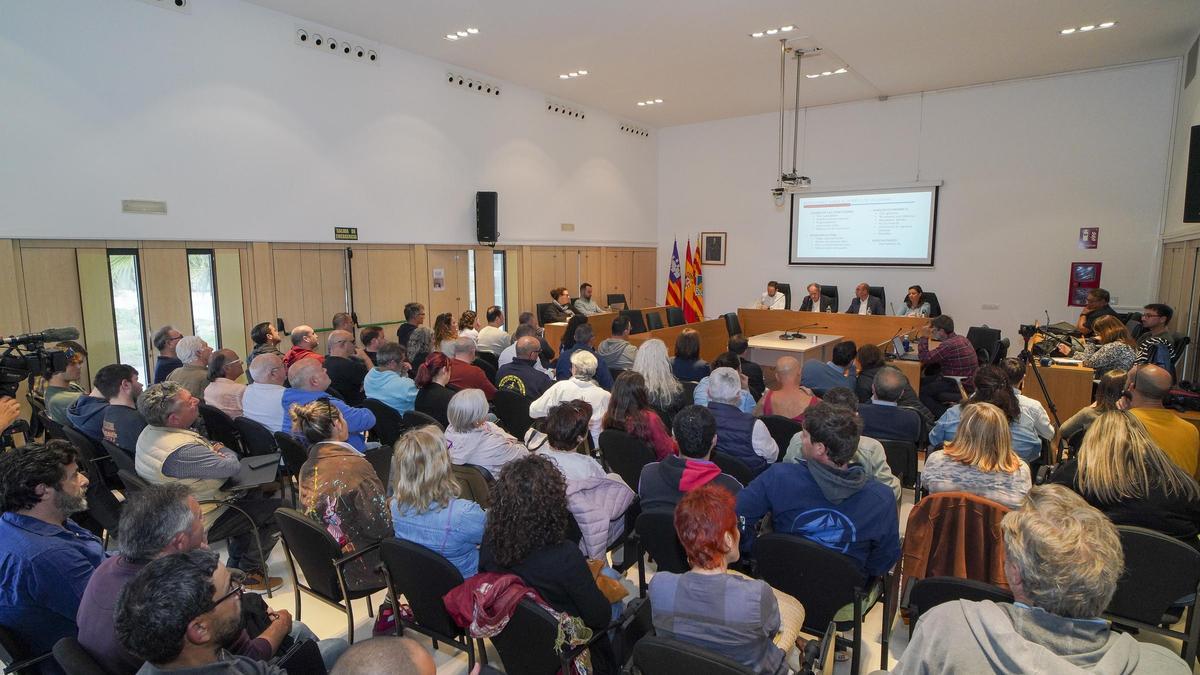 El público llenó la sala de plenos del Consell insular durante la celebración del Consell d'Entitats este lunes